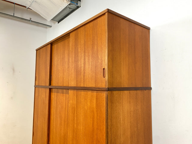 WMK Stilvoller & gut erhaltener großer skandinavischer Kleiderschrank , Vollholz in Teak , mit Schiebetüren & Aufsatz # Schrank Schlafzimmerschrank Wardrobe Danish Design Mid-Century Vintage Teakholz