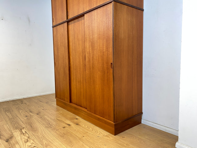 WMK Stilvoller & gut erhaltener großer skandinavischer Kleiderschrank , Vollholz in Teak , mit Schiebetüren & Aufsatz # Schrank Schlafzimmerschrank Wardrobe Danish Design Mid-Century Vintage Teakholz