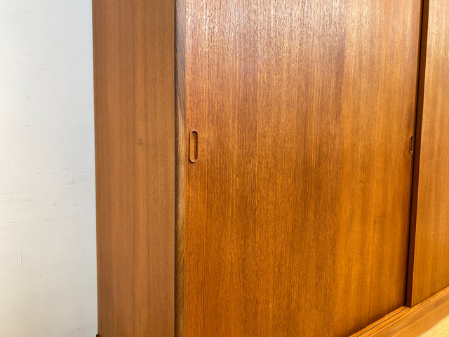 WMK Stilvoller & gut erhaltener großer skandinavischer Kleiderschrank , Vollholz in Teak , mit Schiebetüren & Aufsatz # Schrank Schlafzimmerschrank Wardrobe Danish Design Mid-Century Vintage Teakholz