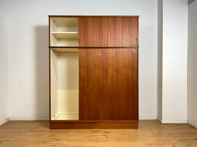 WMK Stilvoller & gut erhaltener großer skandinavischer Kleiderschrank , Vollholz in Teak , mit Schiebetüren & Aufsatz # Schrank Schlafzimmerschrank Wardrobe Danish Design Mid-Century Vintage Teakholz