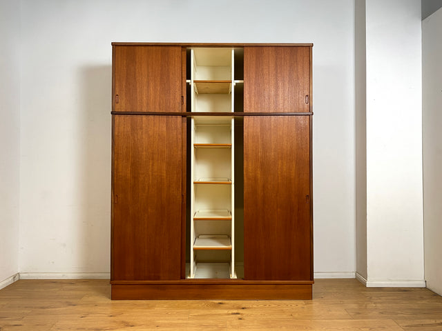 WMK Stilvoller & gut erhaltener großer skandinavischer Kleiderschrank , Vollholz in Teak , mit Schiebetüren & Aufsatz # Schrank Schlafzimmerschrank Wardrobe Danish Design Mid-Century Vintage Teakholz