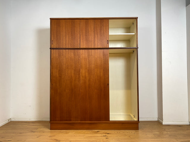 WMK Stilvoller & gut erhaltener großer skandinavischer Kleiderschrank , Vollholz in Teak , mit Schiebetüren & Aufsatz # Schrank Schlafzimmerschrank Wardrobe Danish Design Mid-Century Vintage Teakholz