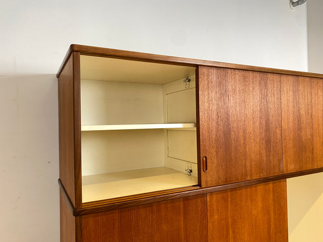 WMK Stilvoller & gut erhaltener großer skandinavischer Kleiderschrank , Vollholz in Teak , mit Schiebetüren & Aufsatz # Schrank Schlafzimmerschrank Wardrobe Danish Design Mid-Century Vintage Teakholz