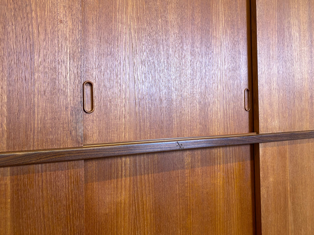 WMK Stilvoller & gut erhaltener großer skandinavischer Kleiderschrank , Vollholz in Teak , mit Schiebetüren & Aufsatz # Schrank Schlafzimmerschrank Wardrobe Danish Design Mid-Century Vintage Teakholz