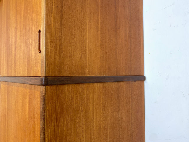 WMK Stilvoller & gut erhaltener großer skandinavischer Kleiderschrank , Vollholz in Teak , mit Schiebetüren & Aufsatz # Schrank Schlafzimmerschrank Wardrobe Danish Design Mid-Century Vintage Teakholz