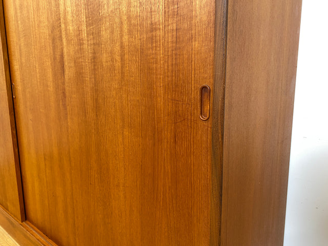 WMK Stilvoller & gut erhaltener großer skandinavischer Kleiderschrank , Vollholz in Teak , mit Schiebetüren & Aufsatz # Schrank Schlafzimmerschrank Wardrobe Danish Design Mid-Century Vintage Teakholz