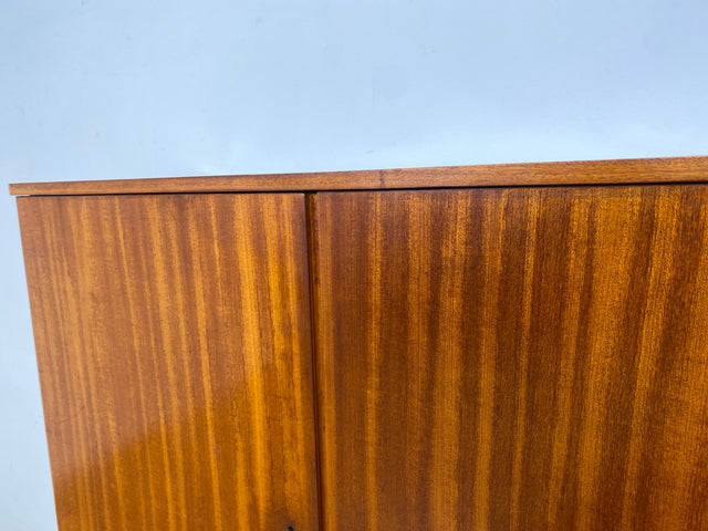 WMK Stilvoller, hochwertiger und gut erhaltener skandinavischer Wäscheschrank aus vollem Holz mit Schubladen # Schrank Kleiderschrank Highboard Kommode Wäschekommode Sideboard Mid-Century Vintage 50er