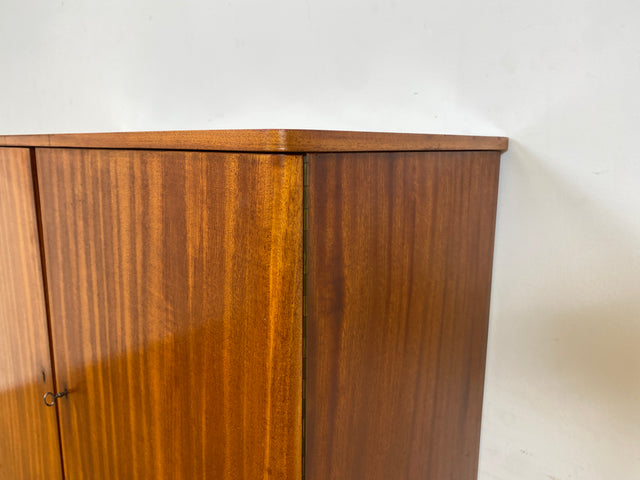 WMK Stilvoller, hochwertiger und gut erhaltener skandinavischer Wäscheschrank aus vollem Holz mit Schubladen # Schrank Kleiderschrank Highboard Kommode Wäschekommode Sideboard Mid-Century Vintage 50er