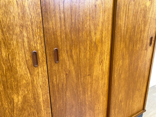 WMK Eleganter & gut erhaltener großer skandinavischer Kleiderschrank in Teakholz mit Schiebetüren & Aufsatz # Schrank Schlafzimmerschrank Wäscheschrank Wardrobe Danish Design Mid-Century Vintage Teak