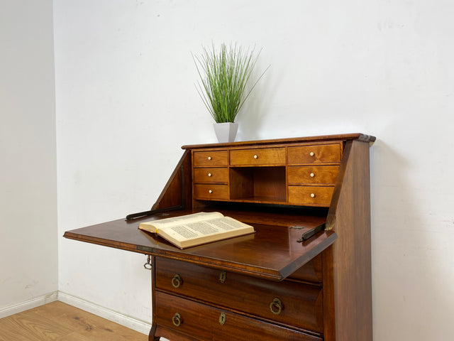 WMK Edler schwedischer 50er Jahre Sekretär im antikem Stil aus vollem Holz mit fester Schreibplatte und edlen Messingbeschlägen # Schreibschrank Schreibtisch Lady Desk Chippendale Stilmöbel Vintage