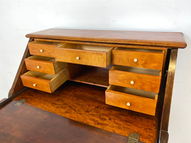 WMK Edler schwedischer 50er Jahre Sekretär im antikem Stil aus vollem Holz mit fester Schreibplatte und edlen Messingbeschlägen # Schreibschrank Schreibtisch Lady Desk Chippendale Stilmöbel Vintage