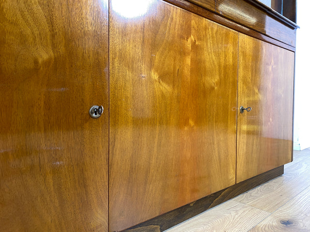 WMK Hochwertiger und gut erhaltener tschechischer 50er Jahre Wohnzimmerschrank aus vollem Holz mit Vitrine und Regalfach # Schrank Vitrinenschrank Sideboard Geschirrschrank Mid-Century Vintage 60er