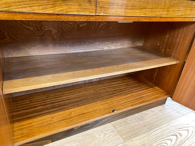 WMK Hochwertiger und gut erhaltener tschechischer 50er Jahre Wohnzimmerschrank aus vollem Holz mit Vitrine und Regalfach # Schrank Vitrinenschrank Sideboard Geschirrschrank Mid-Century Vintage 60er