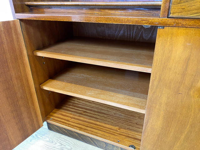 WMK Hochwertiger und gut erhaltener tschechischer 50er Jahre Wohnzimmerschrank aus vollem Holz mit Vitrine und Regalfach # Schrank Vitrinenschrank Sideboard Geschirrschrank Mid-Century Vintage 60er