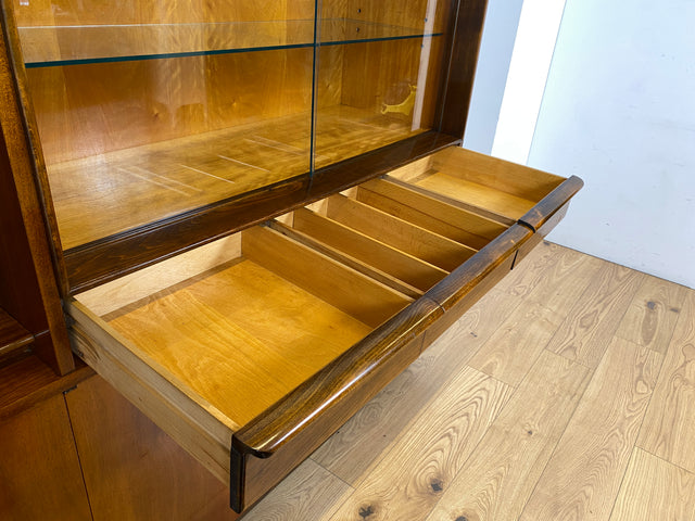 WMK Hochwertiger und gut erhaltener tschechischer 50er Jahre Wohnzimmerschrank aus vollem Holz mit Vitrine und Regalfach # Schrank Vitrinenschrank Sideboard Geschirrschrank Mid-Century Vintage 60er