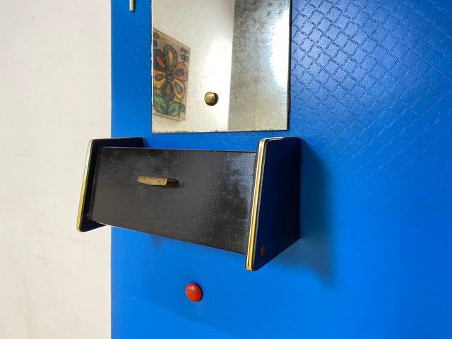 WMK Schöne & gut erhaltene Rockabilly Flurgarderobe mit schönem blauem Kunstlederbezug, Hutablage aus Messing, Spiegel (blind) & Lampe # Garderobe Wandgarderobe Flurkommode Mid-Century Vintage 50er