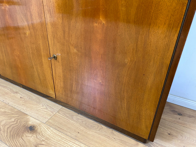 WMK Hochwertiger und gut erhaltener tschechischer 50er Jahre Wohnzimmerschrank aus vollem Holz mit Vitrine und Regalfach # Schrank Vitrinenschrank Sideboard Geschirrschrank Mid-Century Vintage 60er