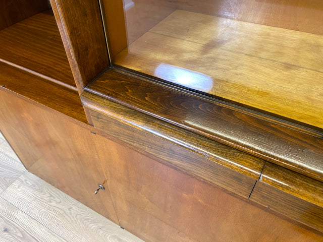 WMK Hochwertiger und gut erhaltener tschechischer 50er Jahre Wohnzimmerschrank aus vollem Holz mit Vitrine und Regalfach # Schrank Vitrinenschrank Sideboard Geschirrschrank Mid-Century Vintage 60er