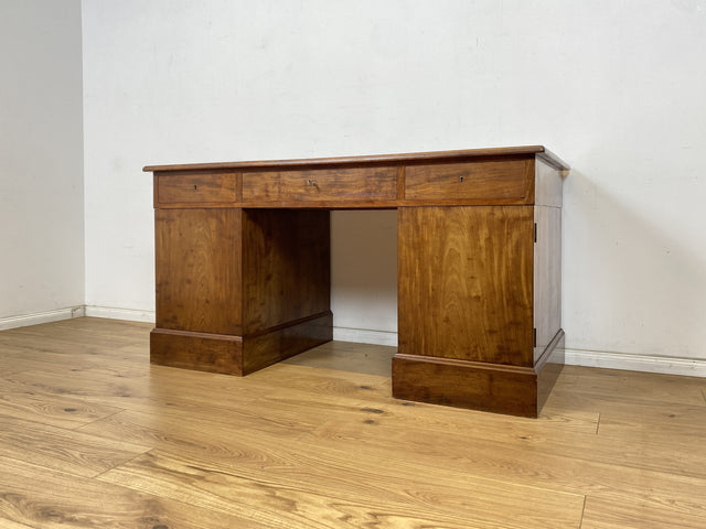 WMK Stylish and well-preserved large antique desk made of solid wood with 9 drawers # Work table, executive desk, office table, gentleman's room, Art Deco, Bauhaus, Vintage # Shipping possible