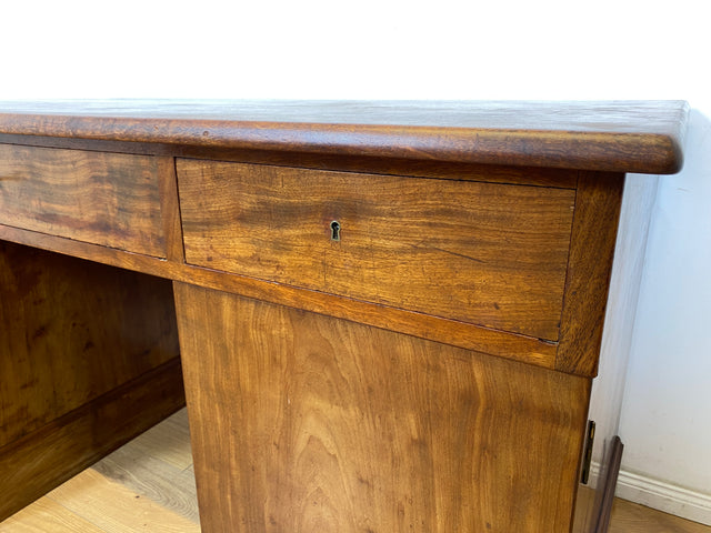 WMK Stilvoller und gut erhaltener großer antiker Schreibtisch aus vollem Holz mit 9 Schubladen # Arbeitstisch Chefschreibtisch Desk Bürotisch Herrenzimmer Art Deco Bauhaus Vintage # Versand möglich