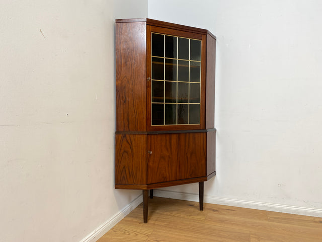 WMK Stilvoller und sehr gut erhaltene skandinavische Eckvitrine in edlem Palisander mit besonders schöner Maserung # Vitrine Eckschrank Eckkommode Geschirrschrank Bücherschrank Danish Design Vintage