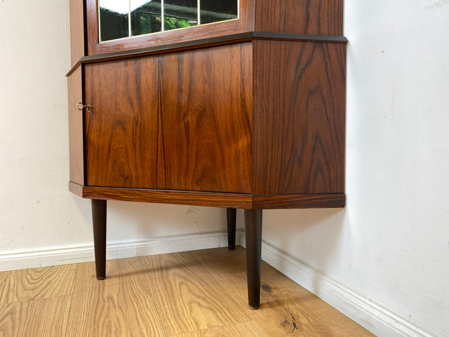 WMK Stilvoller und sehr gut erhaltene skandinavische Eckvitrine in edlem Palisander mit besonders schöner Maserung # Vitrine Eckschrank Eckkommode Geschirrschrank Bücherschrank Danish Design Vintage