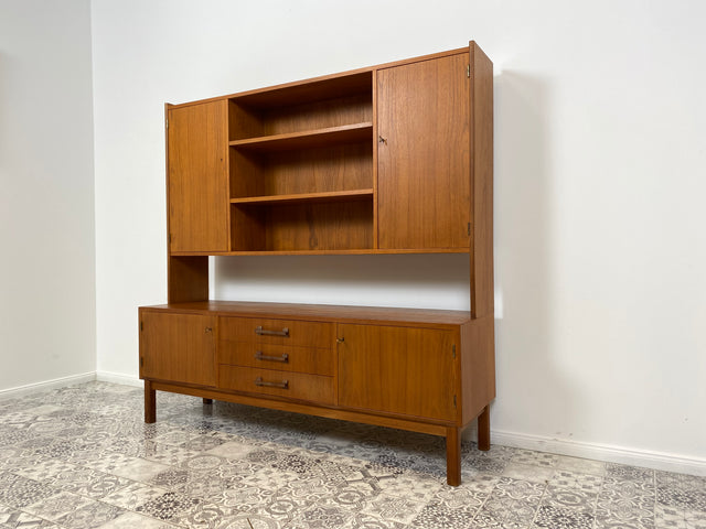 WMK Stilvolles und sehr gut erhaltenes skandinavisches Highboard aus vollem Holz im Teak # Schrank Bücherschrank Bücherregal Wohnzimmerschrank Sideboard Danish Design Mid-Century Vintage Teakholz