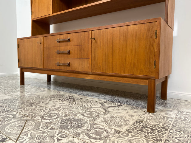 WMK Stilvolles und sehr gut erhaltenes skandinavisches Highboard aus vollem Holz im Teak # Schrank Bücherschrank Bücherregal Wohnzimmerschrank Sideboard Danish Design Mid-Century Vintage Teakholz