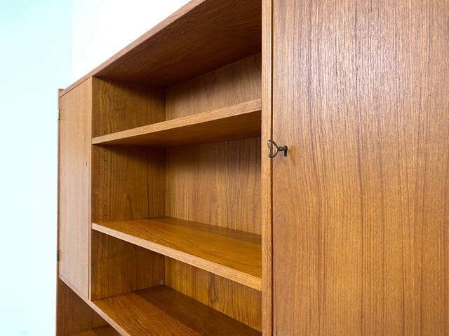 WMK Stilvolles und sehr gut erhaltenes skandinavisches Highboard aus vollem Holz im Teak # Schrank Bücherschrank Bücherregal Wohnzimmerschrank Sideboard Danish Design Mid-Century Vintage Teakholz