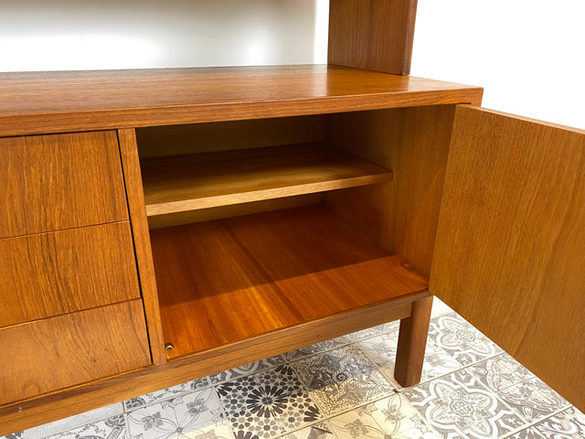 WMK Stilvolles und sehr gut erhaltenes skandinavisches Highboard aus vollem Holz im Teak # Schrank Bücherschrank Bücherregal Wohnzimmerschrank Sideboard Danish Design Mid-Century Vintage Teakholz