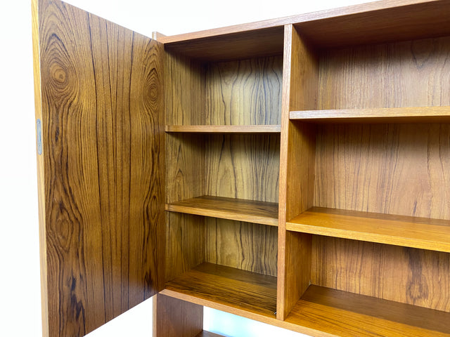 WMK Stilvolles und sehr gut erhaltenes skandinavisches Highboard aus vollem Holz im Teak # Schrank Bücherschrank Bücherregal Wohnzimmerschrank Sideboard Danish Design Mid-Century Vintage Teakholz