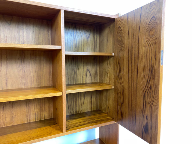 WMK Stilvolles und sehr gut erhaltenes skandinavisches Highboard aus vollem Holz im Teak # Schrank Bücherschrank Bücherregal Wohnzimmerschrank Sideboard Danish Design Mid-Century Vintage Teakholz