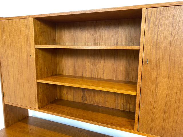 WMK Stilvolles und sehr gut erhaltenes skandinavisches Highboard aus vollem Holz im Teak # Schrank Bücherschrank Bücherregal Wohnzimmerschrank Sideboard Danish Design Mid-Century Vintage Teakholz