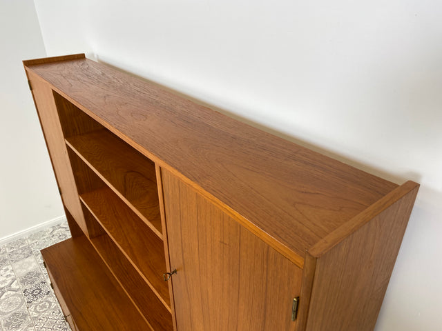 WMK Stilvolles und sehr gut erhaltenes skandinavisches Highboard aus vollem Holz im Teak # Schrank Bücherschrank Bücherregal Wohnzimmerschrank Sideboard Danish Design Mid-Century Vintage Teakholz