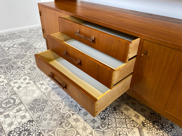 WMK Stilvolles und sehr gut erhaltenes skandinavisches Highboard aus vollem Holz im Teak # Schrank Bücherschrank Bücherregal Wohnzimmerschrank Sideboard Danish Design Mid-Century Vintage Teakholz