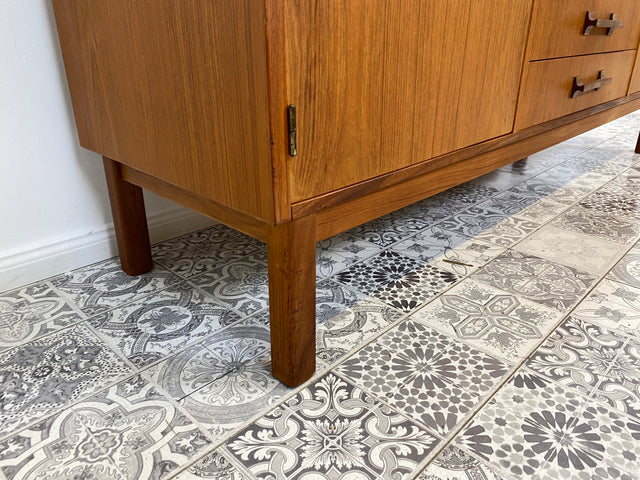 WMK Stilvolles und sehr gut erhaltenes skandinavisches Highboard aus vollem Holz im Teak # Schrank Bücherschrank Bücherregal Wohnzimmerschrank Sideboard Danish Design Mid-Century Vintage Teakholz