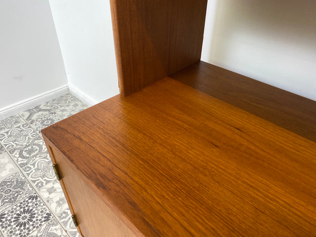 WMK Stilvolles und sehr gut erhaltenes skandinavisches Highboard aus vollem Holz im Teak # Schrank Bücherschrank Bücherregal Wohnzimmerschrank Sideboard Danish Design Mid-Century Vintage Teakholz