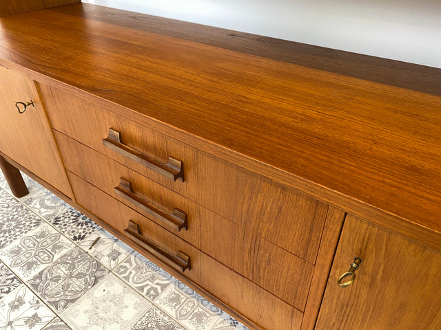 WMK Stilvolles und sehr gut erhaltenes skandinavisches Highboard aus vollem Holz im Teak # Schrank Bücherschrank Bücherregal Wohnzimmerschrank Sideboard Danish Design Mid-Century Vintage Teakholz