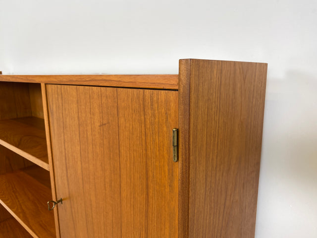 WMK Stilvolles und sehr gut erhaltenes skandinavisches Highboard aus vollem Holz im Teak # Schrank Bücherschrank Bücherregal Wohnzimmerschrank Sideboard Danish Design Mid-Century Vintage Teakholz