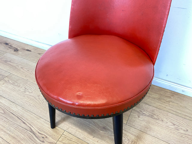 WMK 1/2 Kultiger, bequemer und gut erhaltener 50er Jahre Cocktailsessel in knallrotem Kunstlederbezug # Stuhl Lederstuhl Ledersessel Salonsessel Küchenstuhl Leder rot Rockabilly Mid-Century Vintage