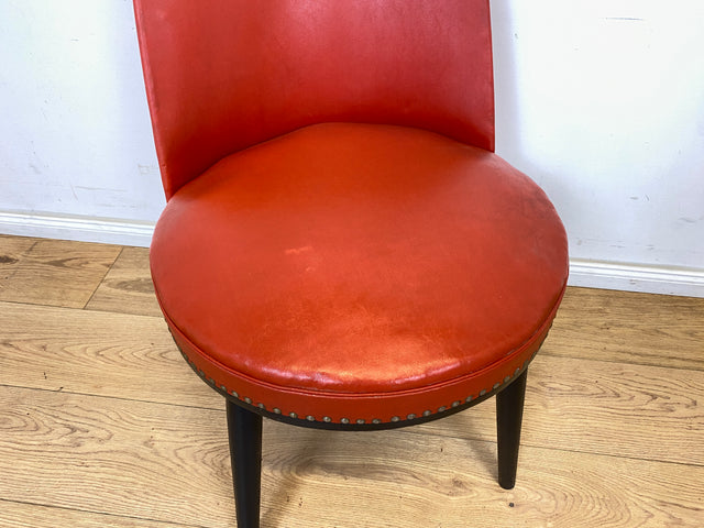 WMK 1/2 Kultiger, bequemer und gut erhaltener 50er Jahre Cocktailsessel in knallrotem Kunstlederbezug # Stuhl Lederstuhl Ledersessel Salonsessel Küchenstuhl Leder rot Rockabilly Mid-Century Vintage