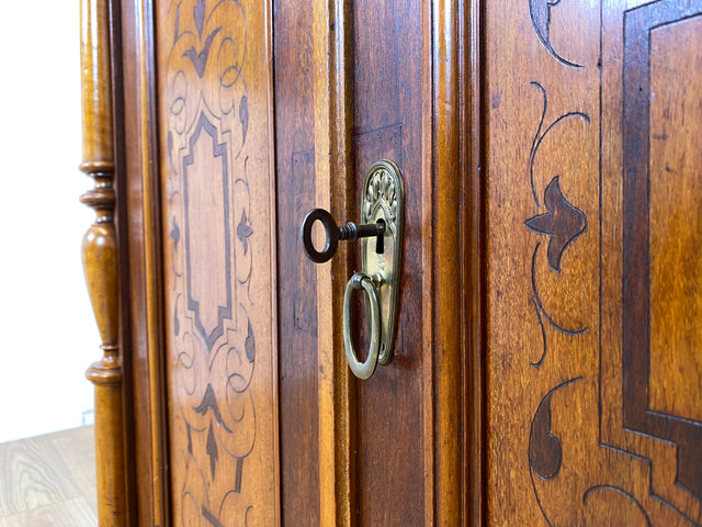 WMK Besonders schönes dänisches antikes Vertiko aus vollem Holz mit Schublade , Intarsien und Messingbeschlägen # Schrank Wäscheschrank Flurschrank Dielenschrank Kommode Cabinet Gründerzeit Vintage