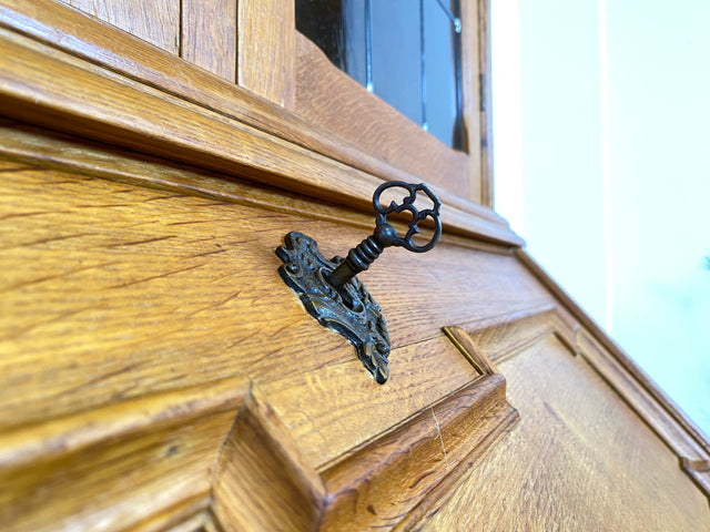 WMK Hochwertiger und sehr gut erhaltener dänischer 60er Jahre Aufsatzsekretär im Barockstil aus massiver Eiche mit edlen Messinggriffen # Sekretär Schreibschrank Schreibtisch Vitrine Schrank Vintage