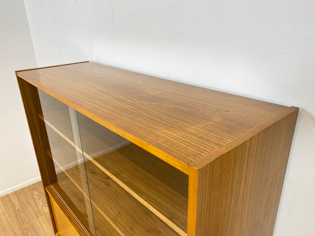 WMK Raumaufhellende & gut erhaltene Mid-Century Vitrine Modell 3336 von VEB Möbelfabrik Werdau aus 1964 # Highboard Glasvitrine Büchervitrine Bücherschrank Bücherregal Sideboard Kommode DDR Vintage