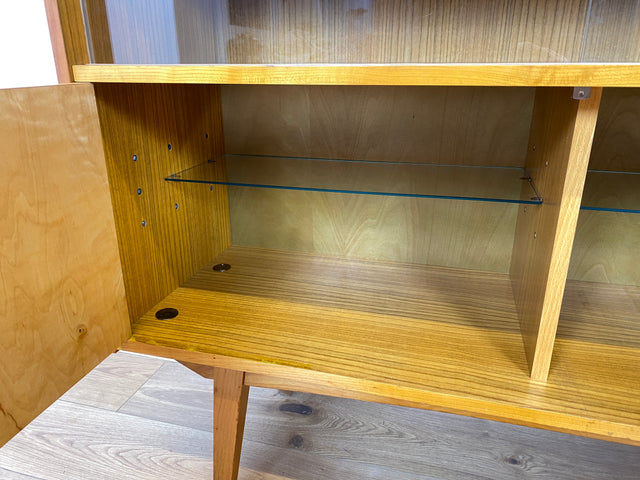 WMK Raumaufhellende & gut erhaltene Mid-Century Vitrine Modell 3336 von VEB Möbelfabrik Werdau aus 1964 # Highboard Glasvitrine Büchervitrine Bücherschrank Bücherregal Sideboard Kommode DDR Vintage