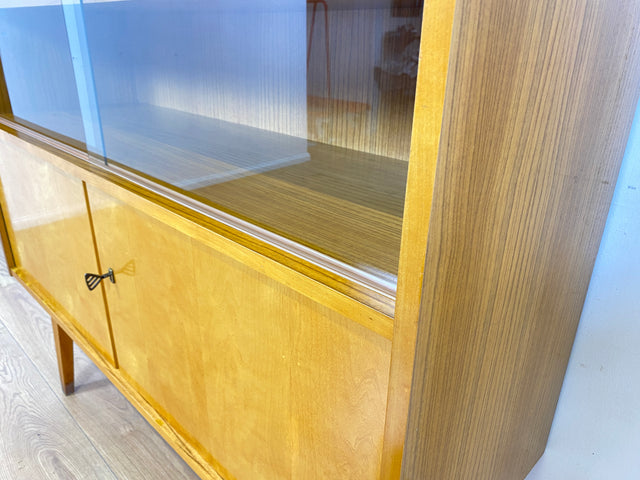 WMK Raumaufhellende & gut erhaltene Mid-Century Vitrine Modell 3336 von VEB Möbelfabrik Werdau aus 1964 # Highboard Glasvitrine Büchervitrine Bücherschrank Bücherregal Sideboard Kommode DDR Vintage