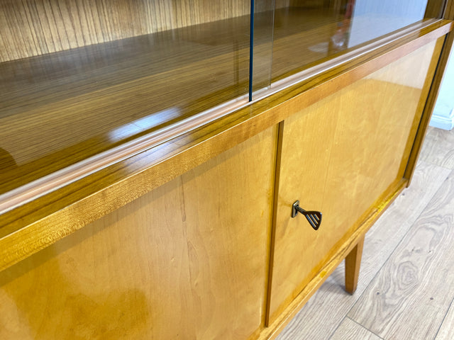 WMK Raumaufhellende & gut erhaltene Mid-Century Vitrine Modell 3336 von VEB Möbelfabrik Werdau aus 1964 # Highboard Glasvitrine Büchervitrine Bücherschrank Bücherregal Sideboard Kommode DDR Vintage