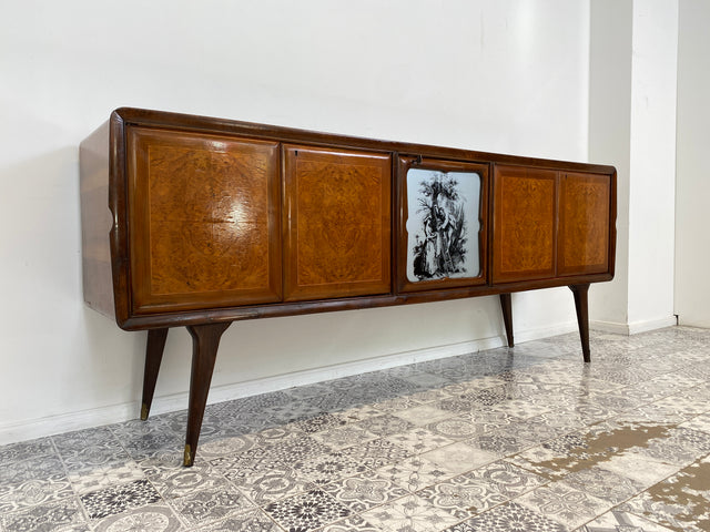 WMK Stilvolles & gut erhaltenes italienisches 50er Jahre Sideboard mit edler Glasoberfläche & Glasfront mit allegorischem Motiv # Kommode Schrank Anrichte Credenza Büfett TV-Board Mid-Century Vintage