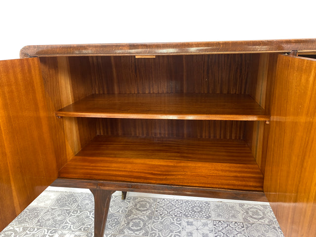 WMK Stilvolles & gut erhaltenes italienisches 50er Jahre Sideboard mit edler Glasoberfläche & Glasfront mit allegorischem Motiv # Kommode Schrank Anrichte Credenza Büfett TV-Board Mid-Century Vintage