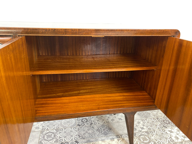 WMK Stilvolles & gut erhaltenes italienisches 50er Jahre Sideboard mit edler Glasoberfläche & Glasfront mit allegorischem Motiv # Kommode Schrank Anrichte Credenza Büfett TV-Board Mid-Century Vintage